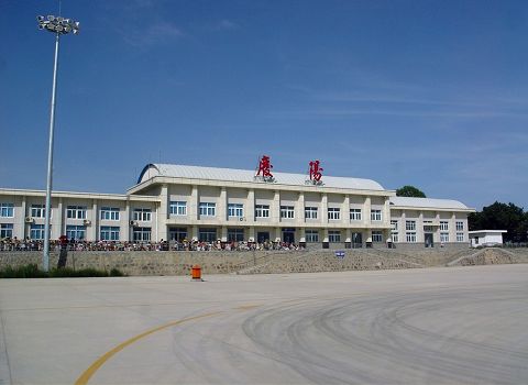该机场位于庆阳市西峰区西北8公里原乡李家村,当时设计机型为安